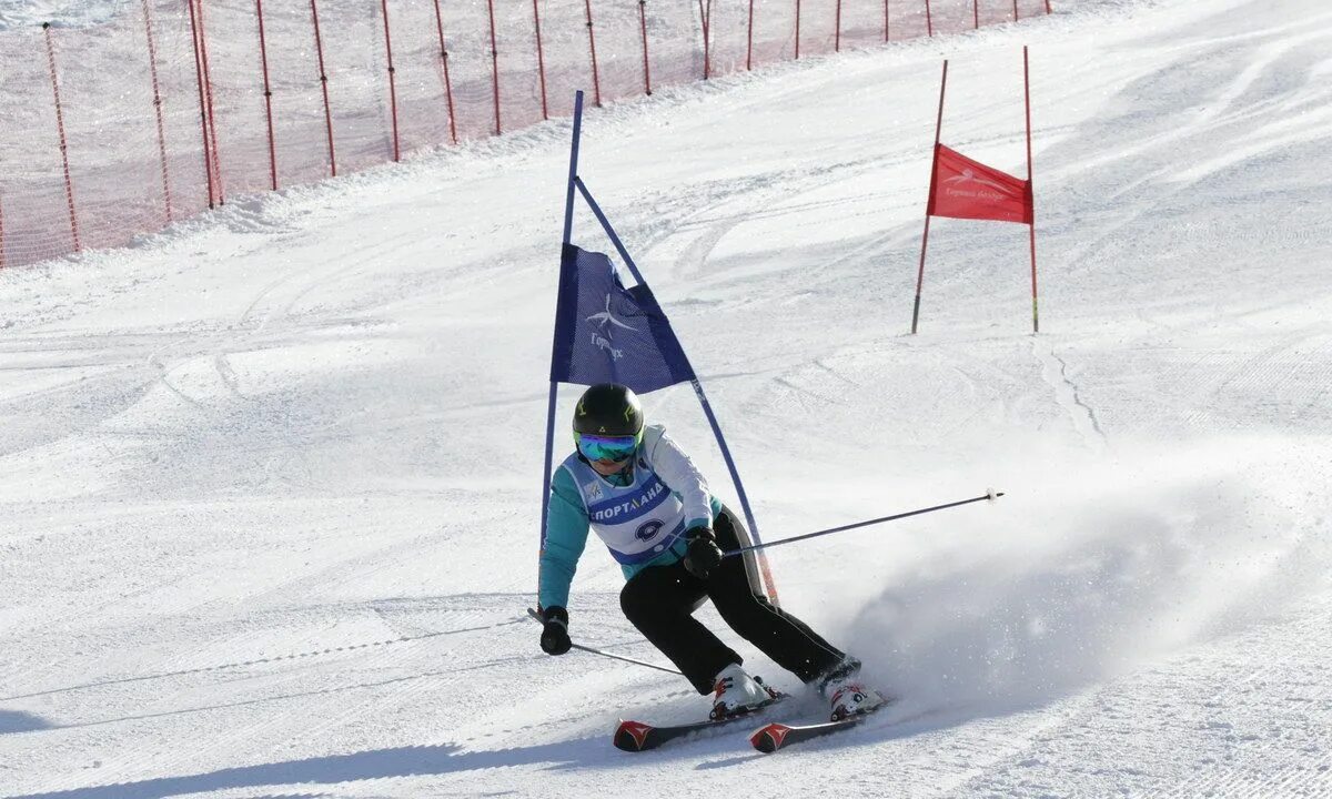 Лыжный спорт ветераны. Горные лыжи Сургут. Таджикистан горные лыжи. Клуб ветеранов горнолыжного спорта. Горные лыжи Холмск.