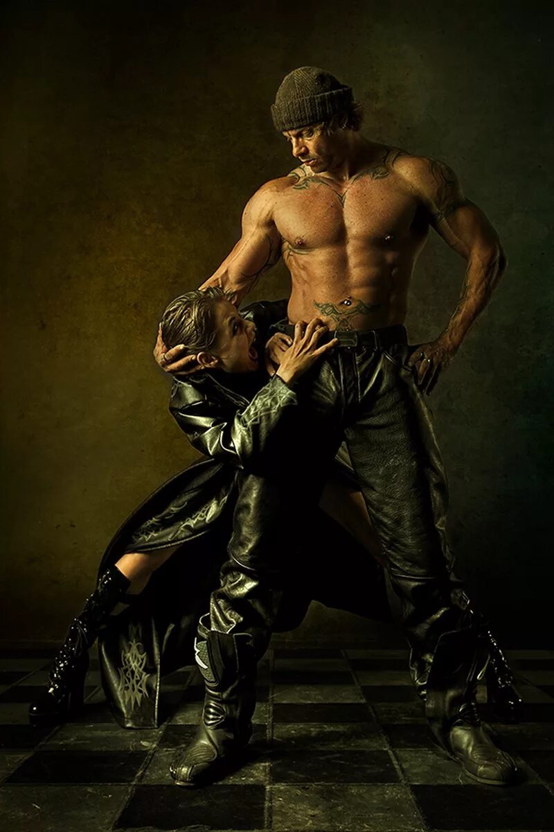 мужчина раб. женщина доминант. наказание мужчины. мужчина в оковах. рабство мужа.