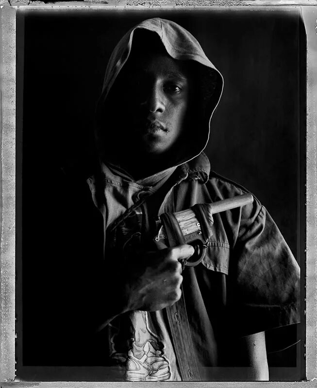 бандит с водяным пистолетом. молодой бандит. гопник с пистолетом. человек в маске с пистолетом. молодой бандит.