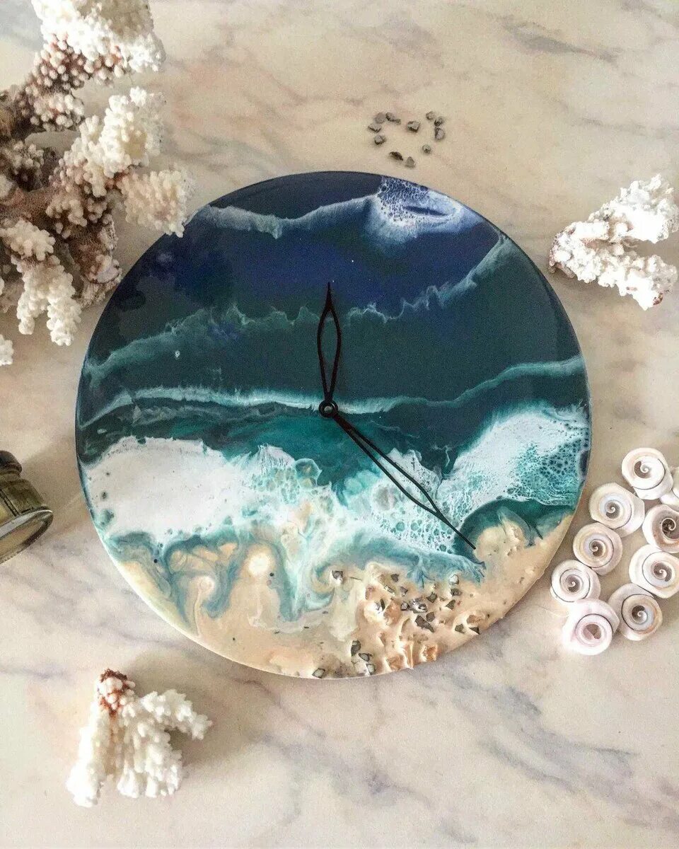 Сделать часы из смолы. Часы из эпоксидной смолы. Настенные часы из эпоксидной смолы. Часы настенные из смолы. Эпоксидная смола часы настенные.