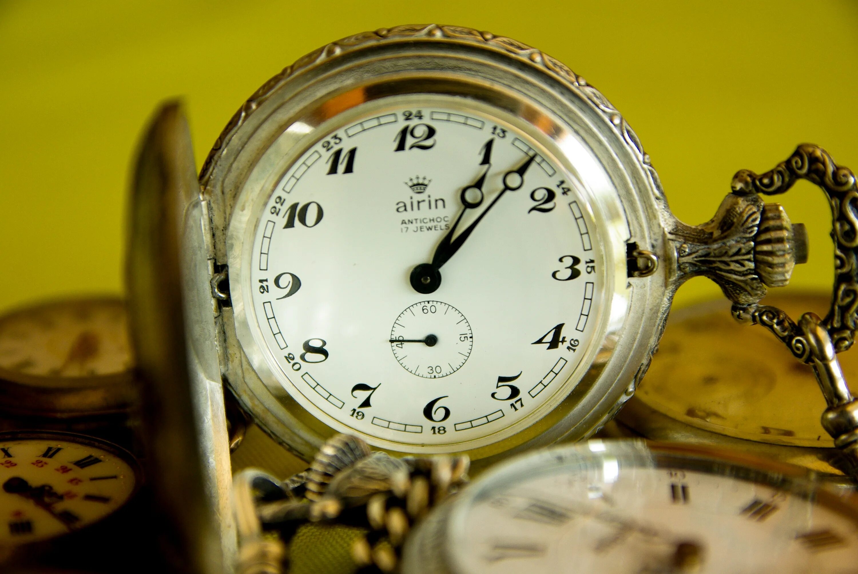 Маркет время. Часы. Интересные старинные часы. Старинные часы блошиный рынок. Время старинные часы.