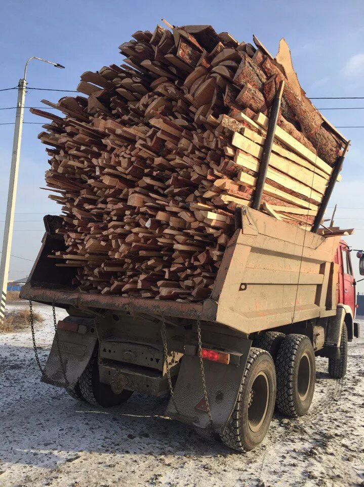 Сколько дров в камазе. КАМАЗ дров 10 кубов. КАМАЗ дров горбыль. Горбыль КАМАЗ 55102. Дрова горбыль КАМАЗ 0.