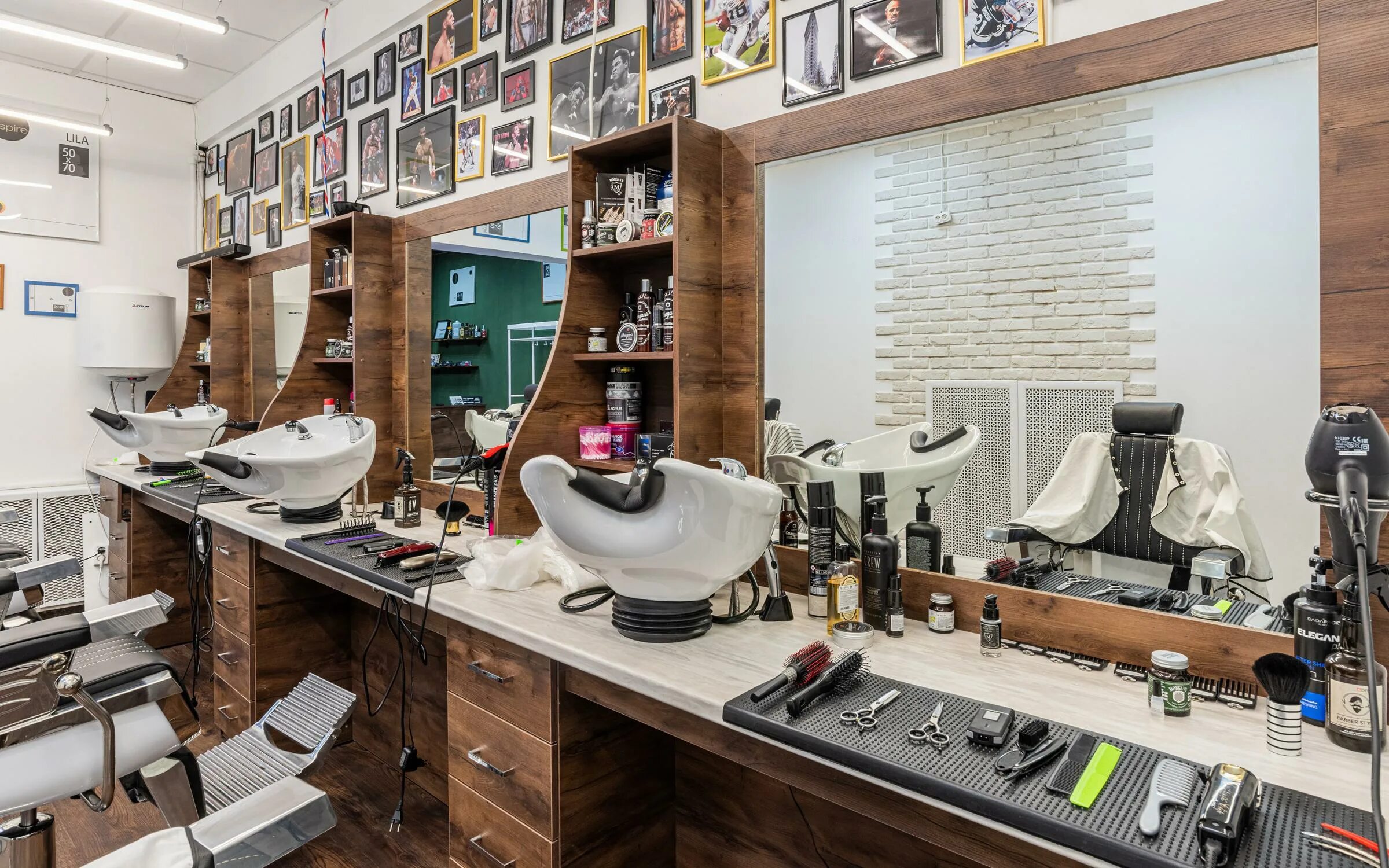 Sir chaplin пушкино. Барбершоп. Top gun барбершоп. Пушкин логотип. Топган барбер москва.