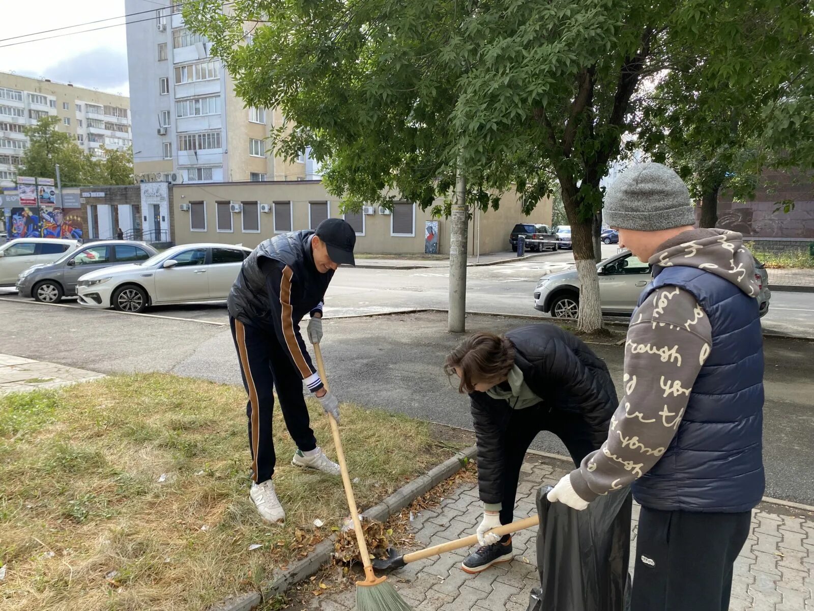 Общегородской субботник 2024 санкт петербург. Общегородской субботник. Осенний субботник. Общегородской осенний субботник. Облагоустраивание территории.