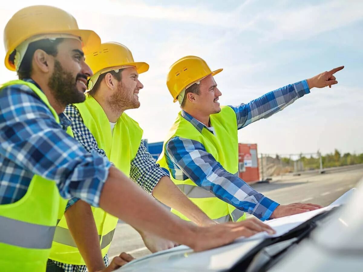 Наружная реклама строительной компании. Включи стройся. Строительный двор в екатеринбурге. Строитель в зеленом. Билборд строительной компании.
