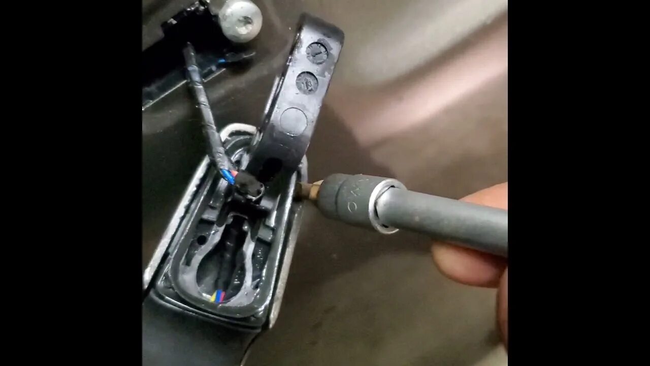 Как поменять ручку двери на шевроле. Нива шевроле внутренняя правая ручка. Ручка открывания двери шевроле нива. Механизм задней ручки двери шевроле круз. Ручка передней двери нива шевроле.