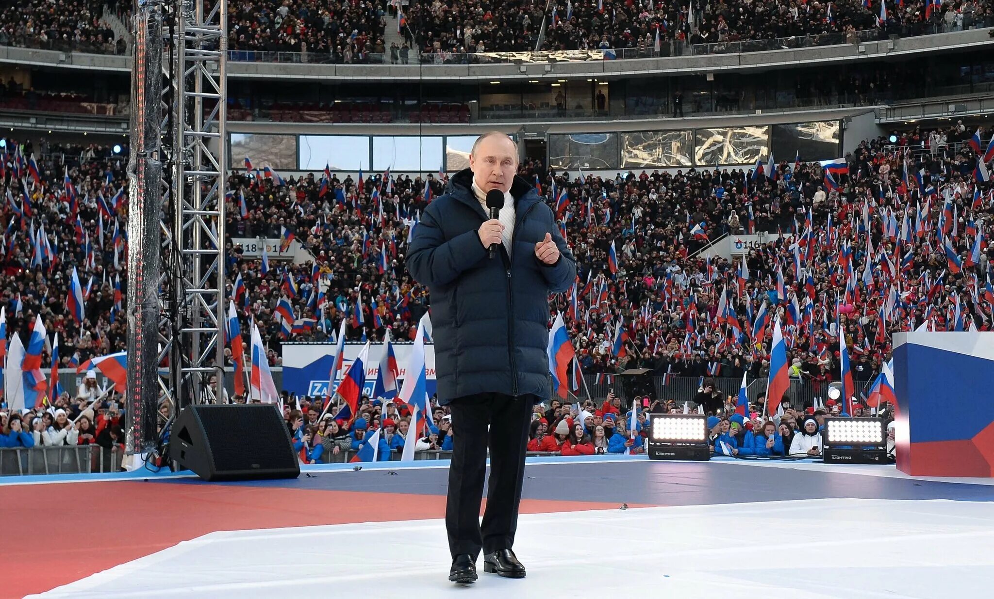 Последнее выступление 2025 последние выступления. Путин стадион 2025. путин на митинге в лужниках. путин владимир владимирович лужники. куртка путина в лужниках 2025.