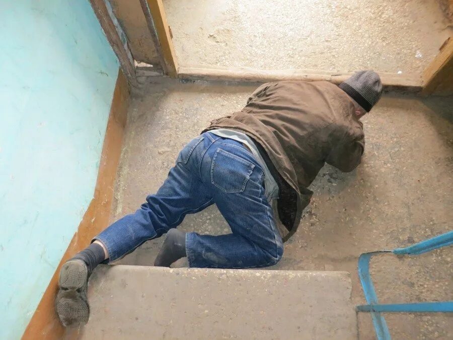 Яниса выносят из подъезда