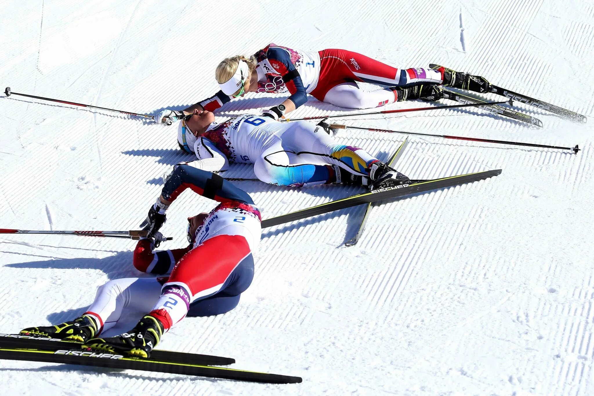 лыжник на финише. лыжные гонки финиш. крюков панжинский фотофиниш. большунов коньковый ход. лыжные гонки.