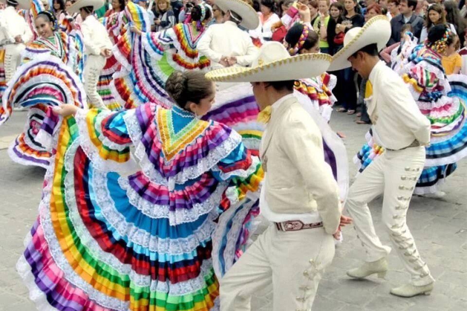 Особенности быта мексики. Новогодний карнавал Мехико. Новый год в Мексике. Мексиканский костюм. Новогодние традиции в Мексике.