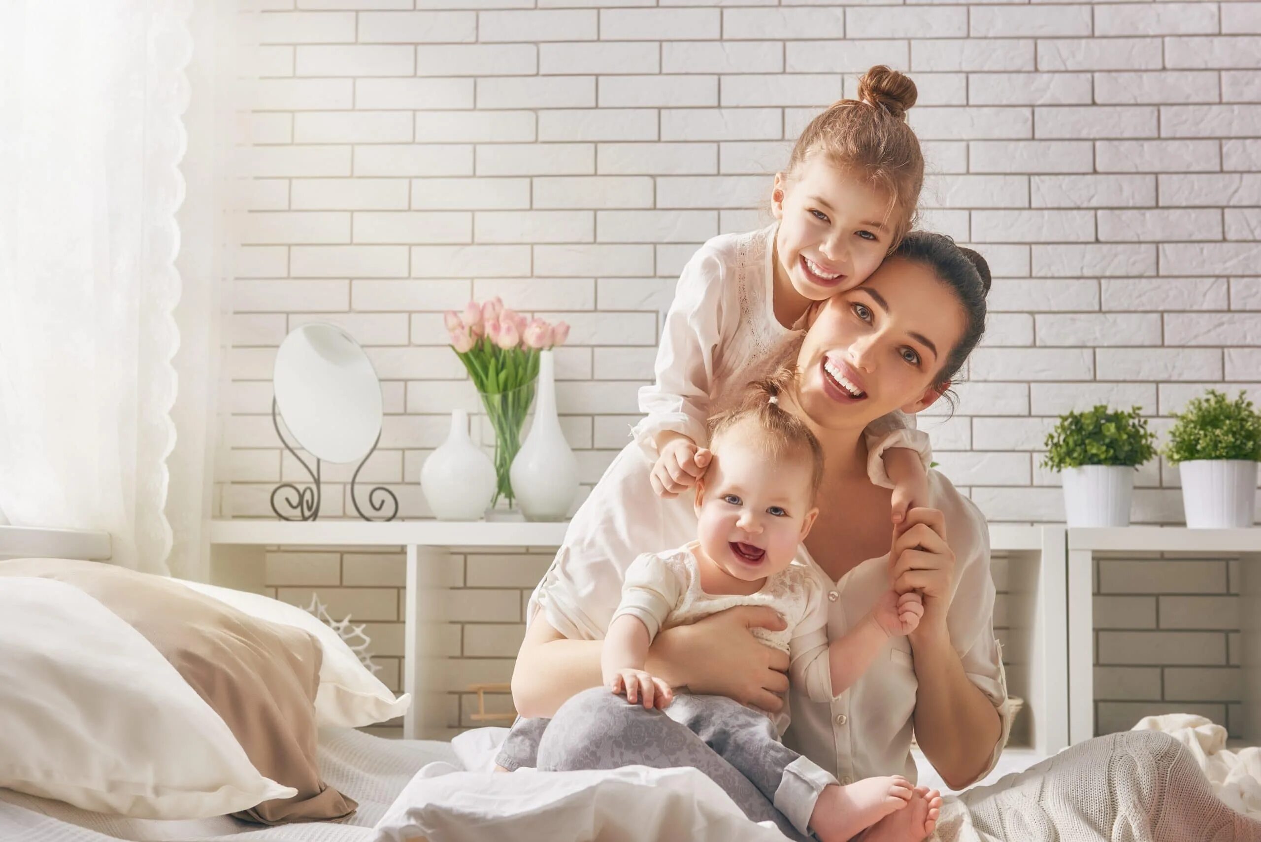 Mother and daughter family. Женщина с ребенком. Счастливая мама с ребенком. Фотосессия семьи в квартире. Мама с двумя детьми.