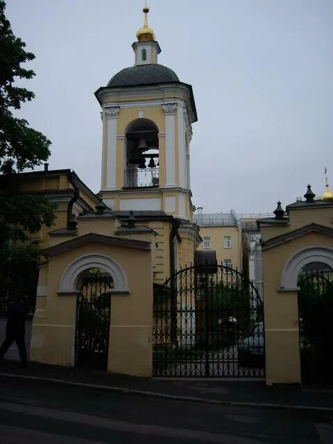 Пюхтицкий монастырь в эстонии. Подворье пюхтицкого успенского монастыря. Подворье пюхтицкого монастыря. Когалым патриаршее подворье женский монастырь. Подворье пюхтицкого успенского монастыря.