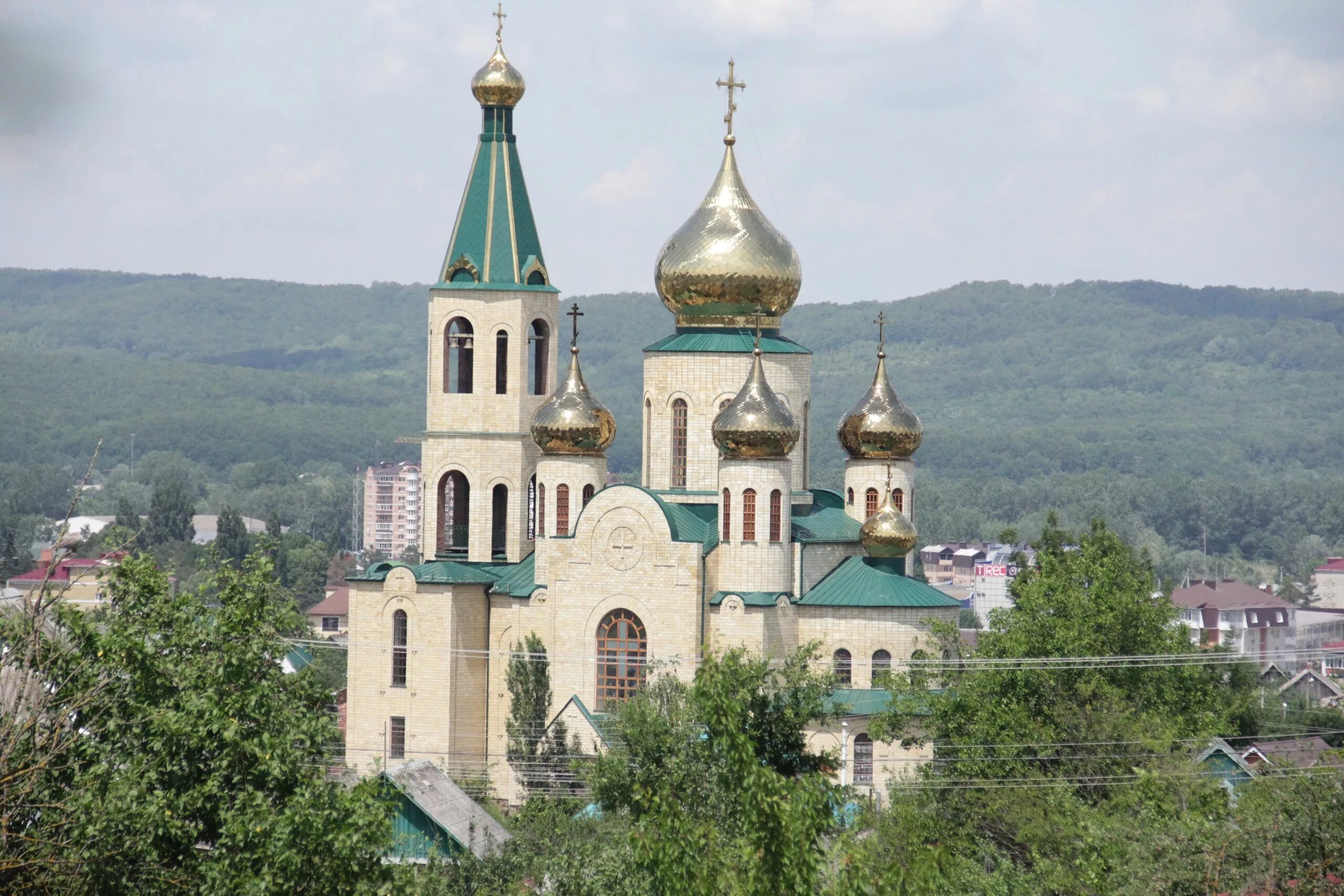 Свято-Троицкий храм горячий ключ. Храм Святой Троицы горячий ключ. О храме Святой Троицы в горячем Ключе. Горячий ключ Краснодарский край храм.