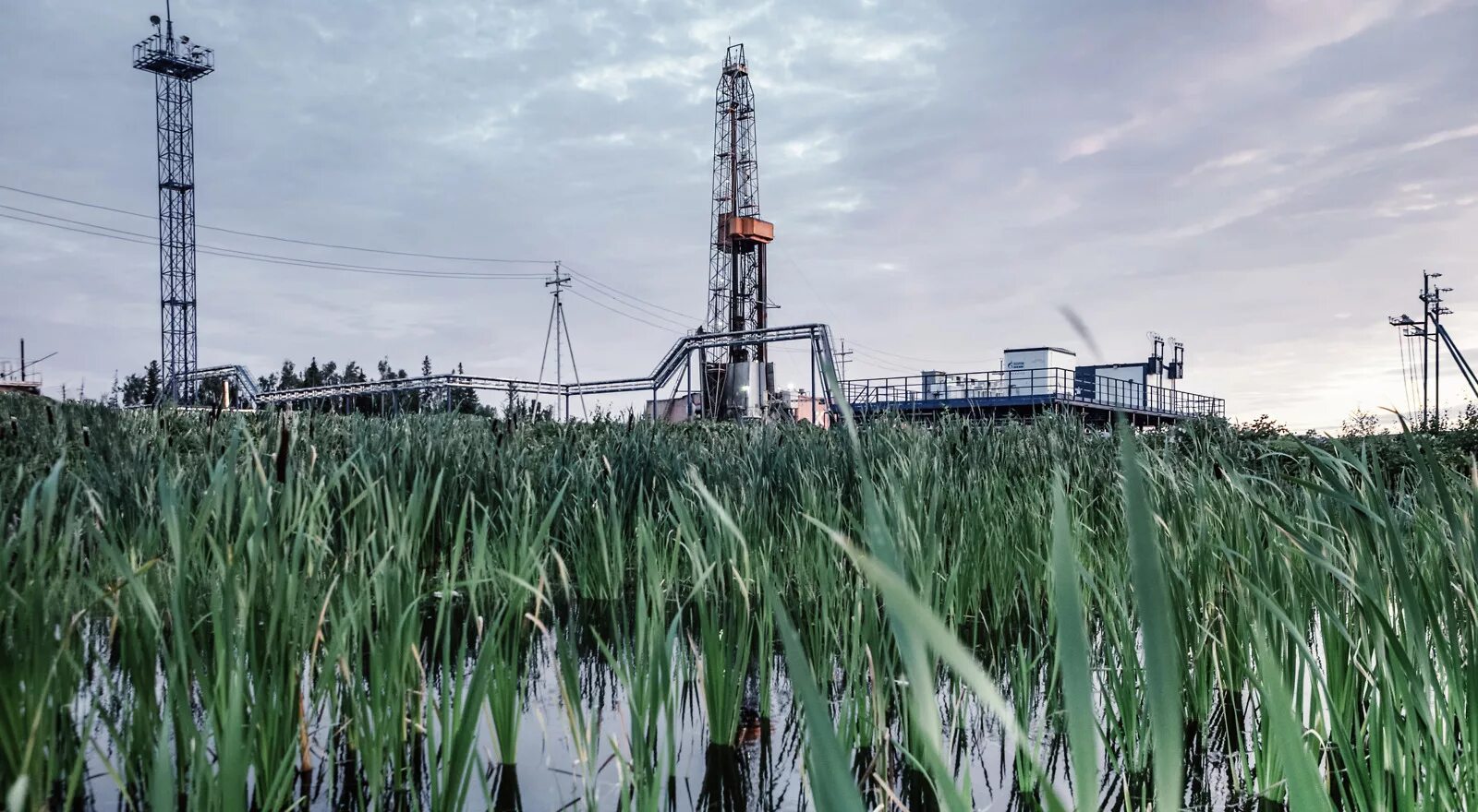 Добыча углеводородов. Приобское месторождение нефти. приобское нефтяное месторождение, хмао. южно приобское месторождение буровая. добыча газа в хмао.