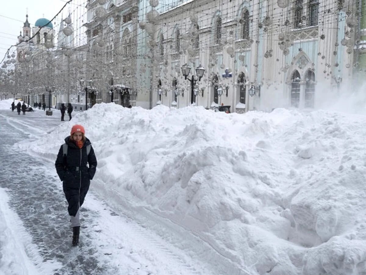 Где снег и мороз. Москва снегопад 2021. Снегопад в Москве 13 февраля 2021. Сильный снегопад в Москве 2021. Сугробы в Москве 2021.
