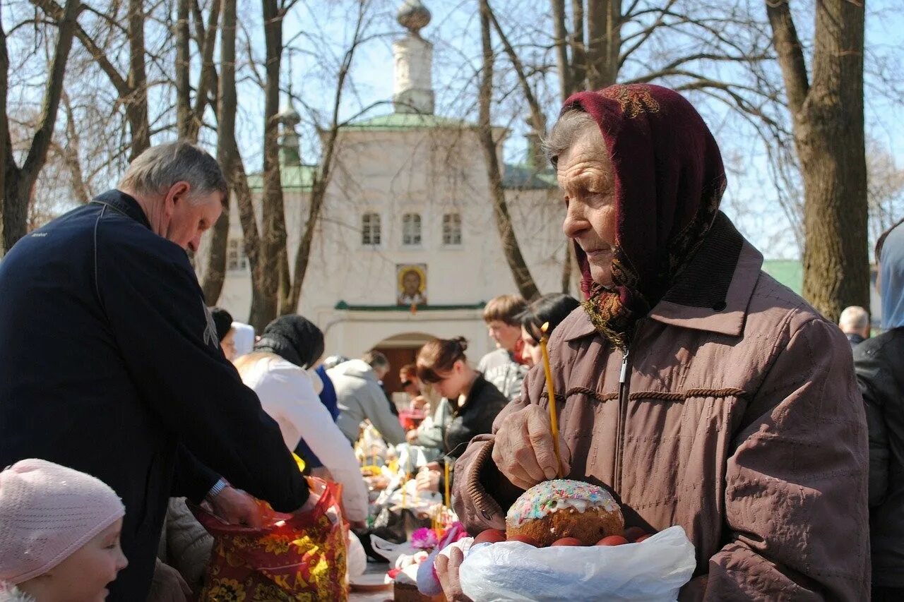 Субботу перед пасхой можно. Освящение куличей. Празднование православной Пасхи. Пасха храм. Освящение куличей на Пасху.