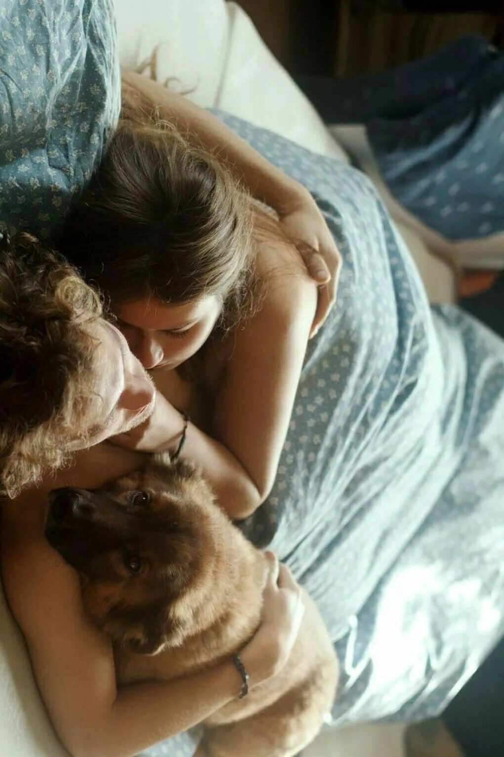 Человек гуляет с собакой. Парень пес девушки. Фотосессия с двумя собаками. Мужчина женщина и собака. Мужчина женщина и собака.