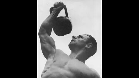Спортсмен поднимает гирю массой 12 кг