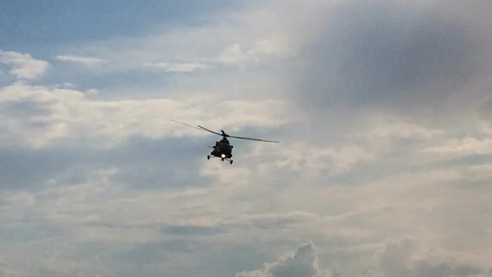 Вертолеты над железногорским водохранилищем. Вертолет над Раменским Раменском летает. Вертолет над орлом 1скнтября. Черно коричневый вертолет над Тулой. Вертолет над сосками.