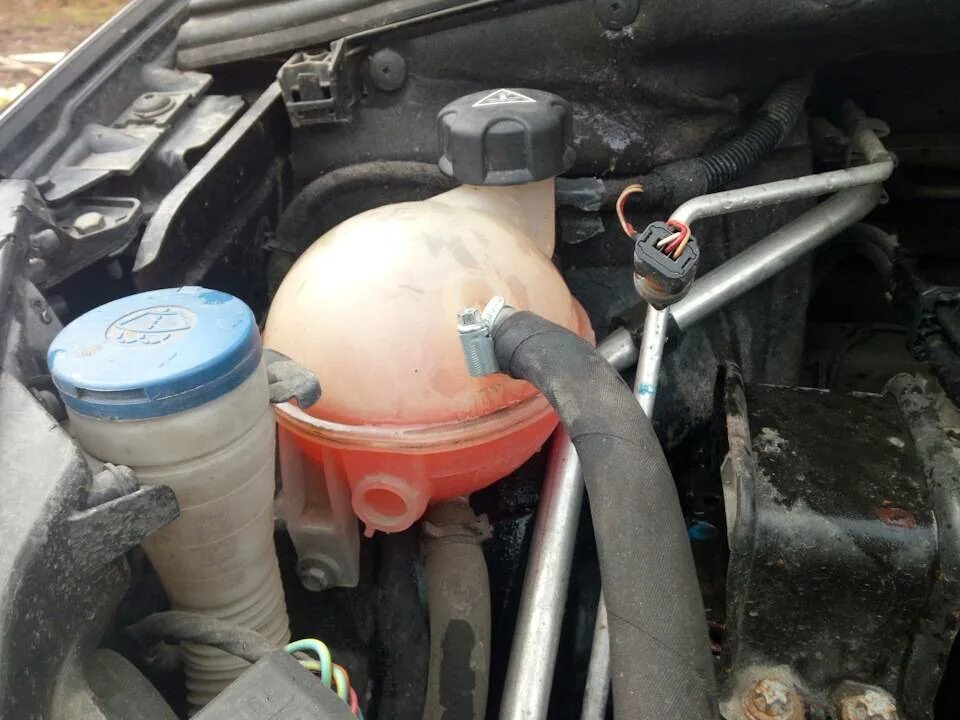Даф 85 выкидывает антифриз с расширительного бачка. Тосол для ваз 99. Бачок охлаждающей жидкости датсун. Соренто дизель 2. Уходит антифриз из расширительного бачка ваз 2115 инжектор.