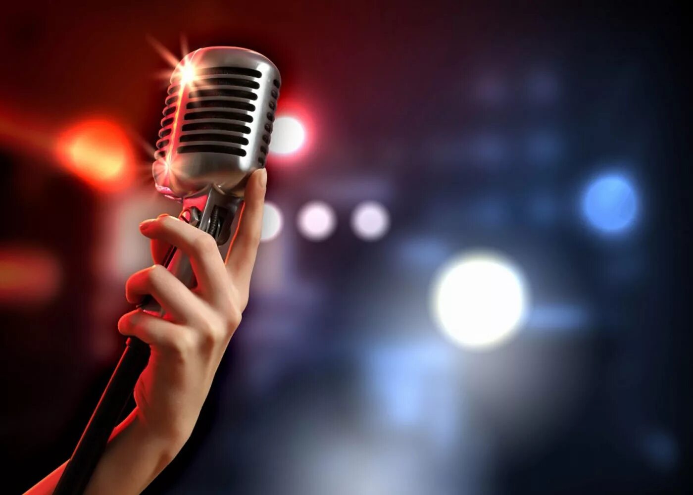 микрофон красивый. музыка для караоке через микрофон. золотой микрофон.