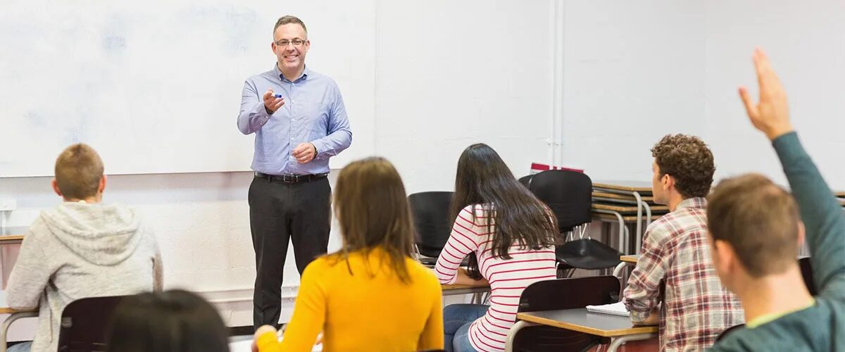 Продвинутый уровень обучения. Преподаватель вуза. Преподаватель в аудитории. Преподаватель и студент. Преподаватель в университете.