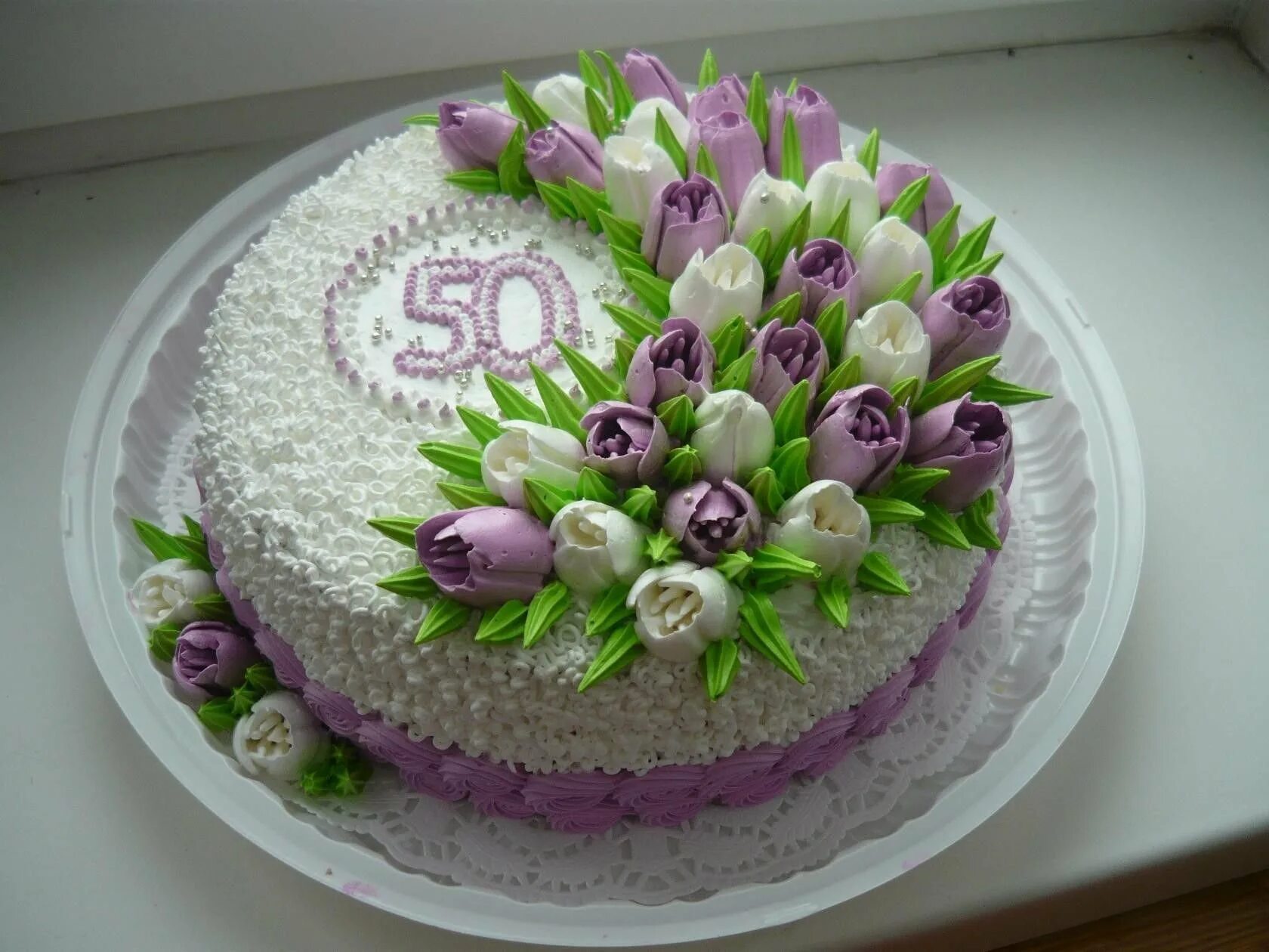 Торт с цветами из крема. Торт с тюльпанами. Украшение торта тюльпанами. Кремовое украшение торта.