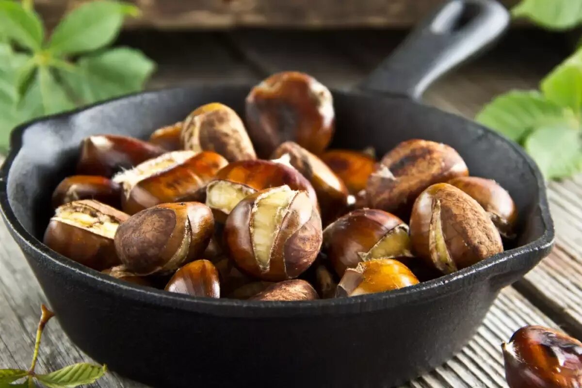 Жареные каштаны. Каштан съедобный. Жареные каштаны. Корсика каштаны. Жареные каштаны.