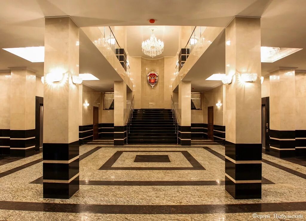 Вестибюль станции арбатская филевской линии. Вестибюль мгу. Университет имени ломоносова в москве внутри. Станция спортивная 2 питер. Интерьер вестибюля.