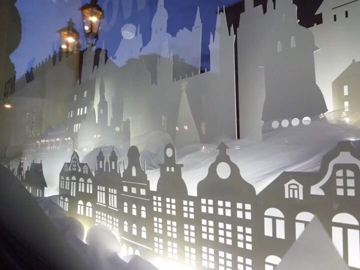 Бумажные домики декор новогодний. Новогодний декор подоконника. Новогоднее украшение подоконника. Новогодний город на окне. Новогоднее украшение на подоконник с подсветкой.