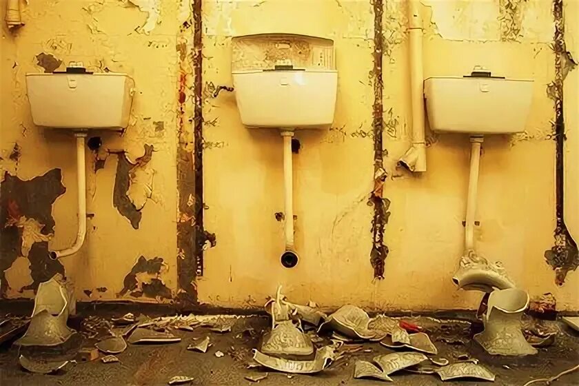 Грязный общественный туалет. Советский общественный туалет.
