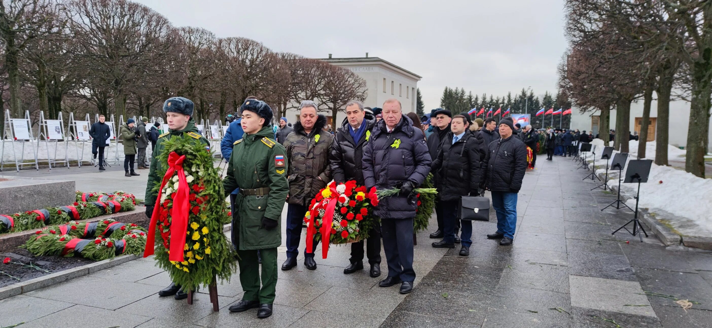 Возложение венков на площади победы 2023. Возложение венков на пискаревском кладбище 27 января 2023. Возложение цветов на пискаревском кладбище. Возложение в минске 04 апреля. Возложение венков на пискаревском кладбище 2022.