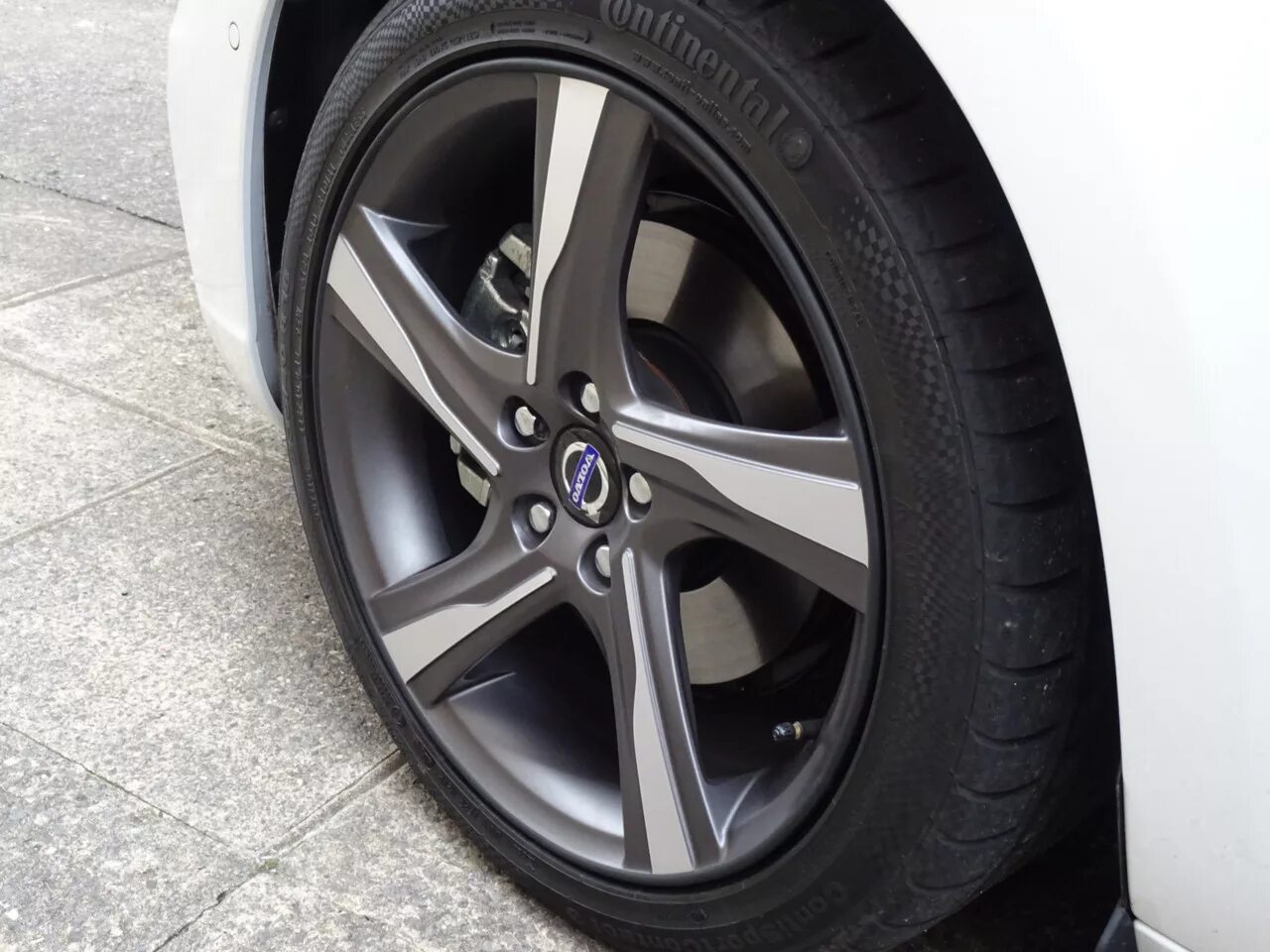 Защита от бордюрки на дисках. Диски на авто. Защита дисков автомобиля. Защита дисков автомобиля. Защита дисков автомобиля.