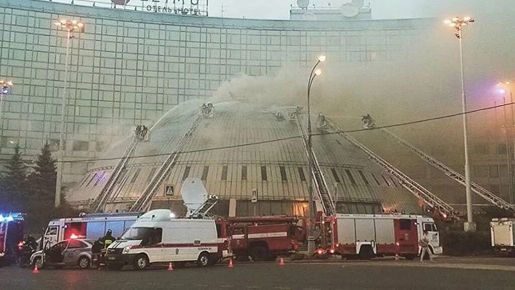 Пожар в гостинице москва. Гостиница россия москва пожар. гостиница россия сгорела. гостиница россия москва после пожара.