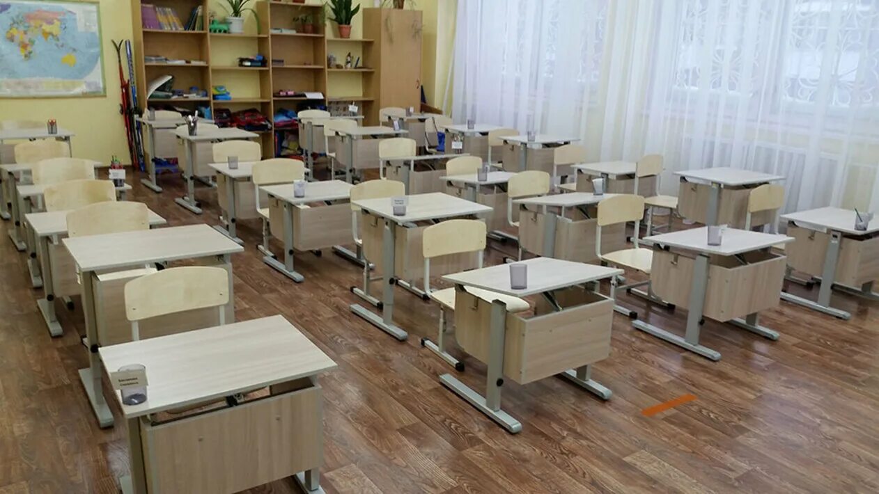 Для 3 класса парта. Парты в школе. школьная парта в школе. школьные парты для начальных классов. современные школьные парты.