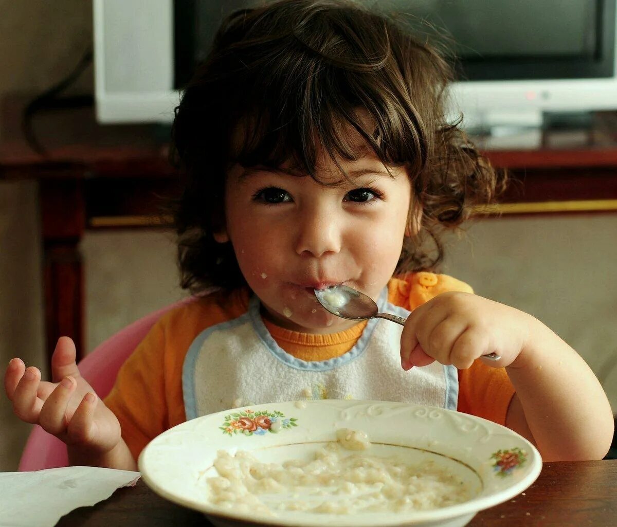 Еда для детей. Ребенок ест кашу. Ребенок завтракает. Ребенок завтракает кашей. Включи малыши едят