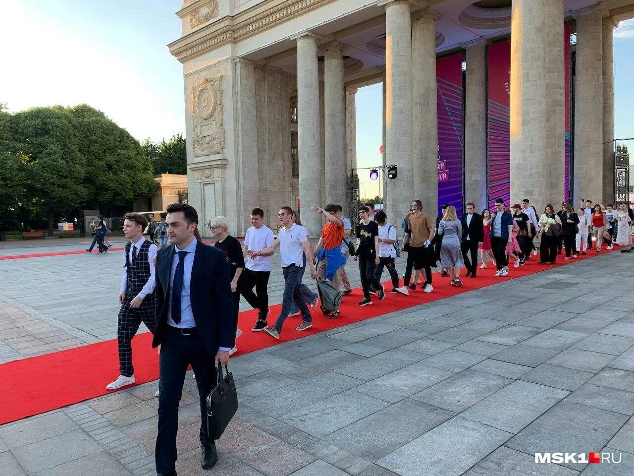 Исполнители в парке горького на выпускном 2025. Московский выпускной 2025 парк горького. выпускной 2025 парк горького. выпускной в парке горького. московский выпускной.