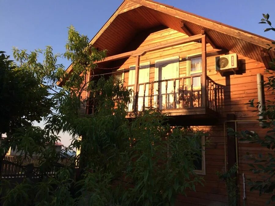 Снять дом в сочи посуточно у моря. Коттедж в лазаревском. деревянные домики у моря лазаревское. лазаревское домики. коттедж у моря под ключ.