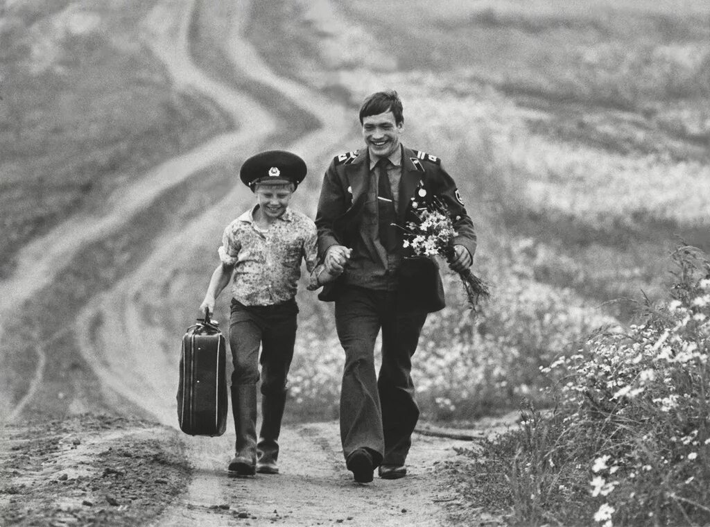 Маленькие шаги. Вернемся в счастливое прошлое. Дорога к мечте. Фотопленка в руках. Фотографии со смыслом.