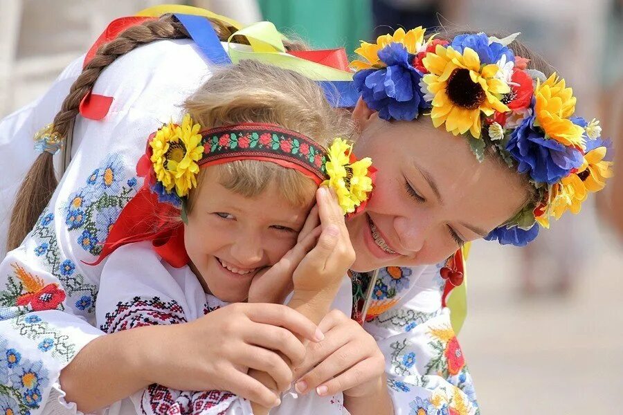 Украина народ. Радостные украинцы. Украинцы люди. Украинцы картинки.