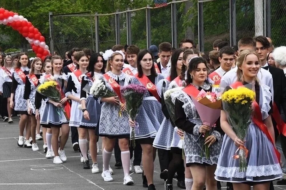 Школьники выпускники. Выпускники школы последний звонок. С выпускным из школы. Фото выпускников. Выпускники школ 2022