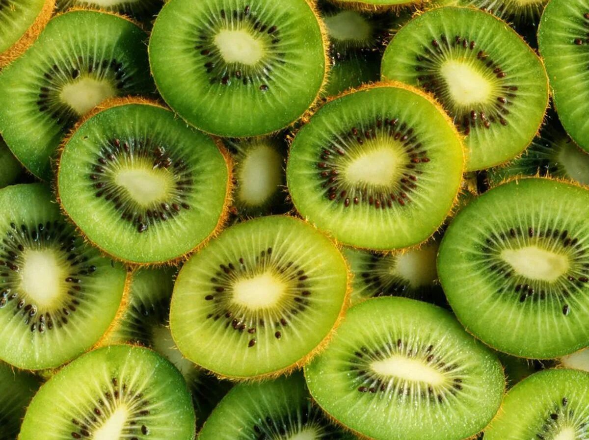 Что с киви. Что с киви. Киви фрукт полезные. Лимонад киви. Кожура киви.