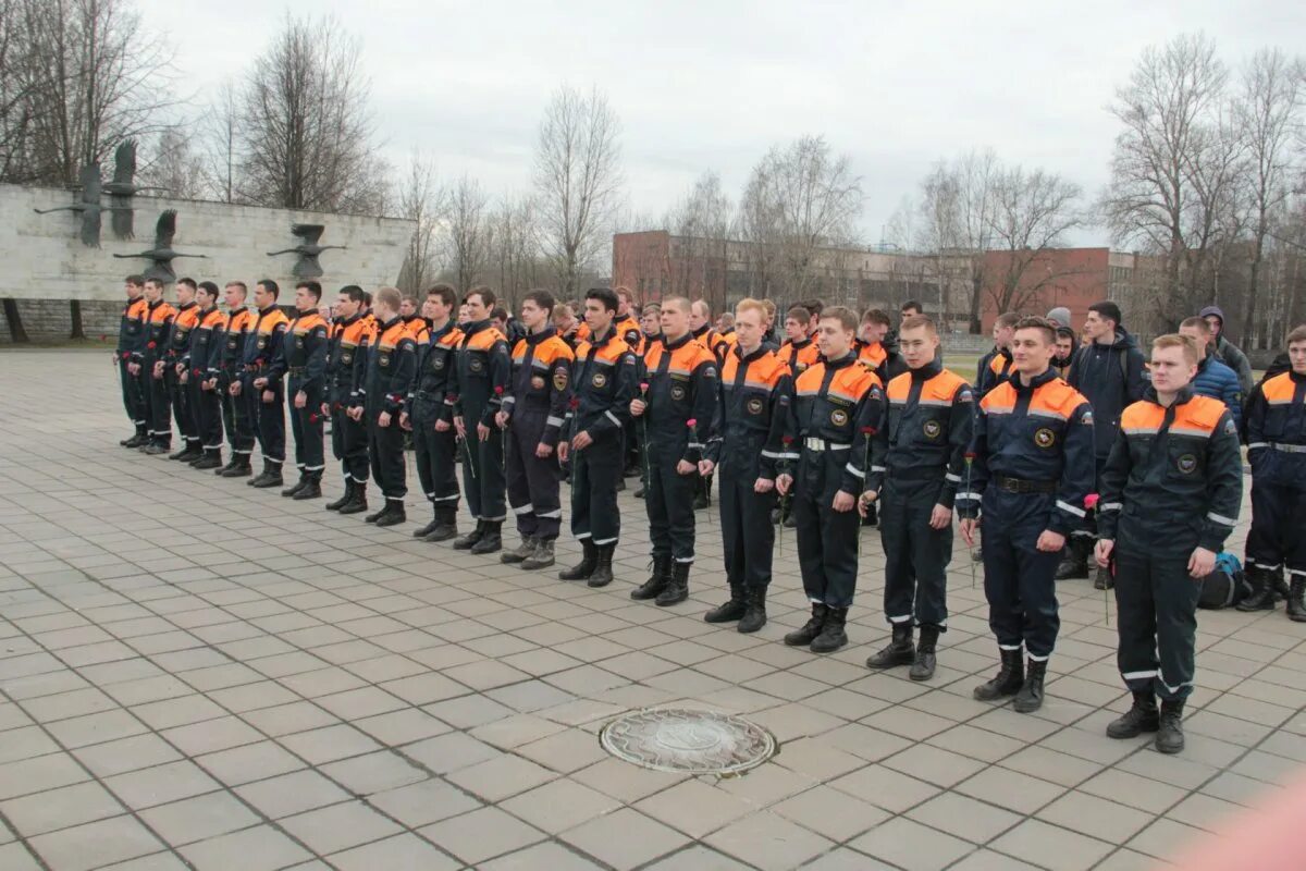 Кировский пожарно-спасательный юридический полицейский колледж. Пожаро спасательный колледж Киров. Пожарно спасательный колледж Питер. Кировско полицейско пожарно спасательный колледж.