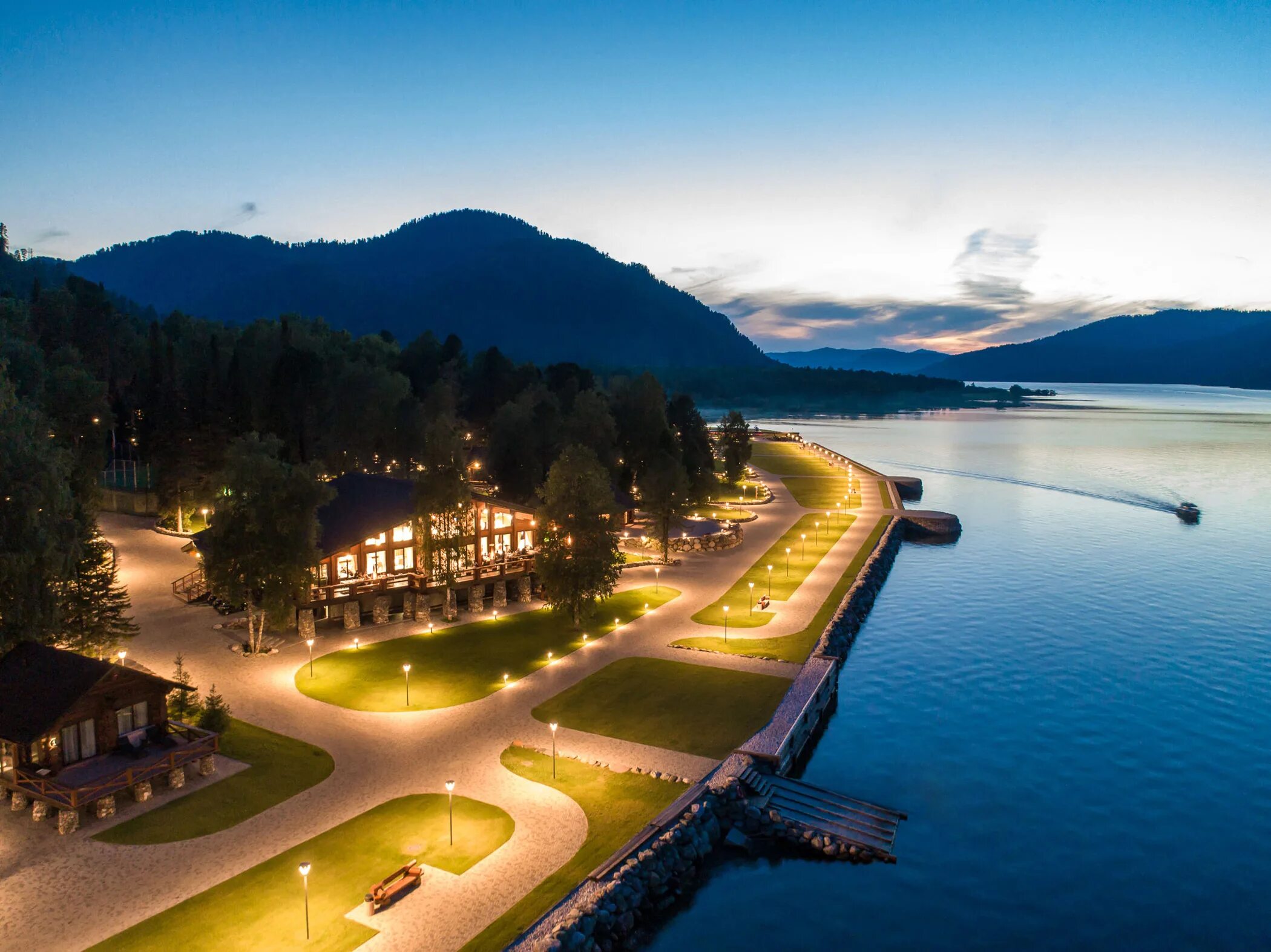 алтай виллидж на телецком озере. телецкое озеро алтай вилладж. отель телецкое виладж. шале алтай вилладж телецкое. телецкое озеро отель вилладж.