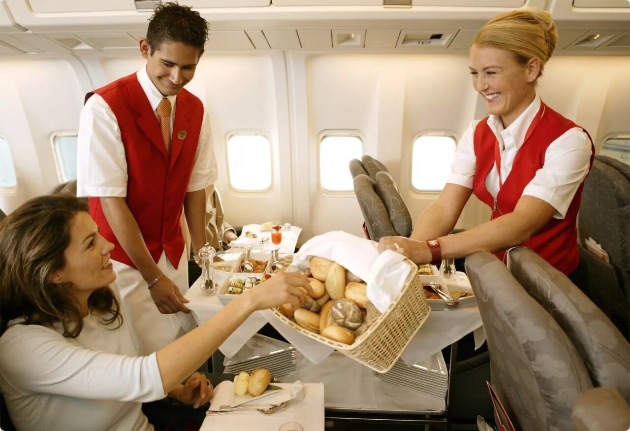 Сок в самолет можно. Еда в самолете. Стюардесса с едой. Стюардесса с едой в самолете. Самолет с пассажиром.