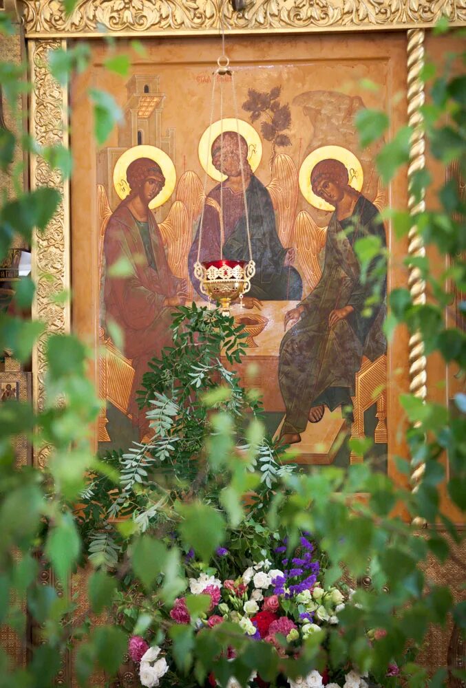 икона троица в храме. икона троица в храме. икона святой троицы в храме. рублев живоначальная троица. троица сергиева лавра икона святой троицы.