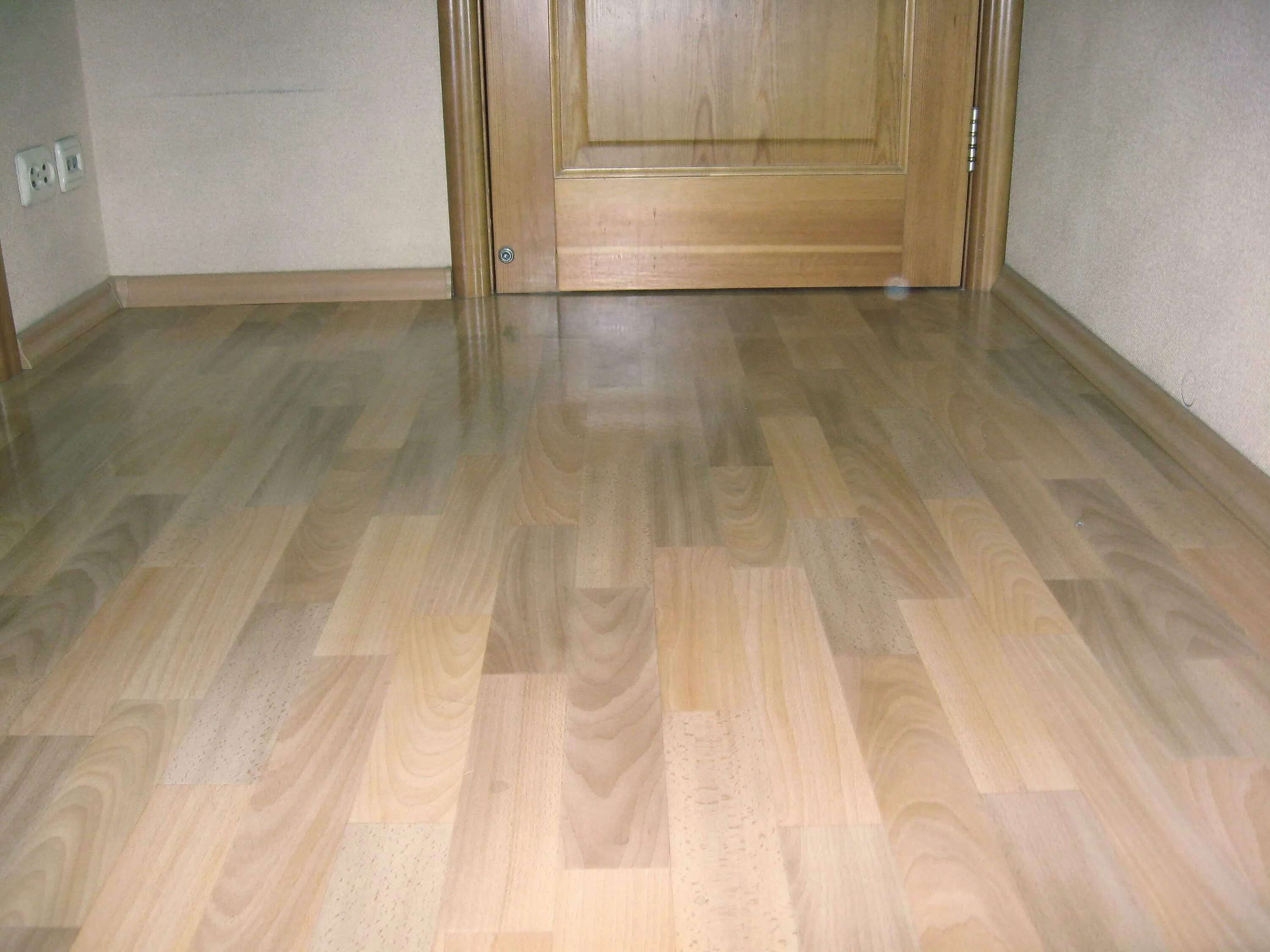 полы в квартире. комната с ламинатом на полу. полы в квартире. отделка полов в квартире. укладка ламината в квартире.