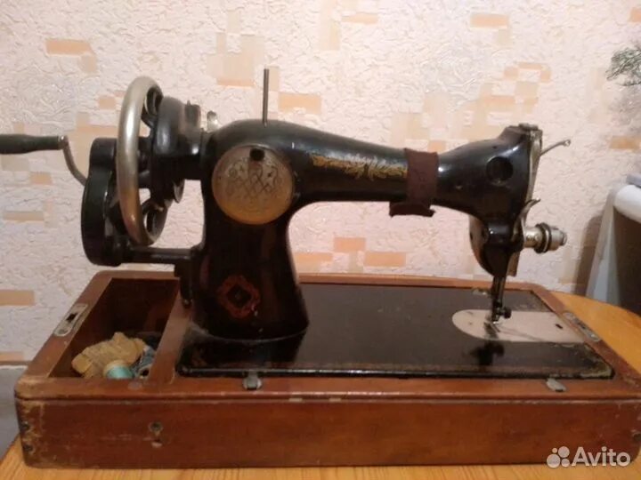 Подольский механический завод швейная машинка. Швейная машинка "подольск - 100-1". Подольский завод швейных машин. Швейная машинка пмз имени калинина. Швейная машинка нктп подольский мех завод.