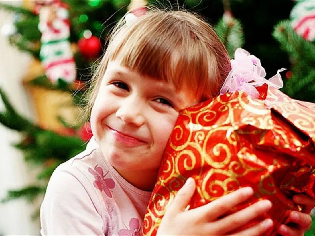Подарки для детей. Ребенок дарит подарок. Новогодние сладости для детей. Сбор новогодних подарков для детей.
