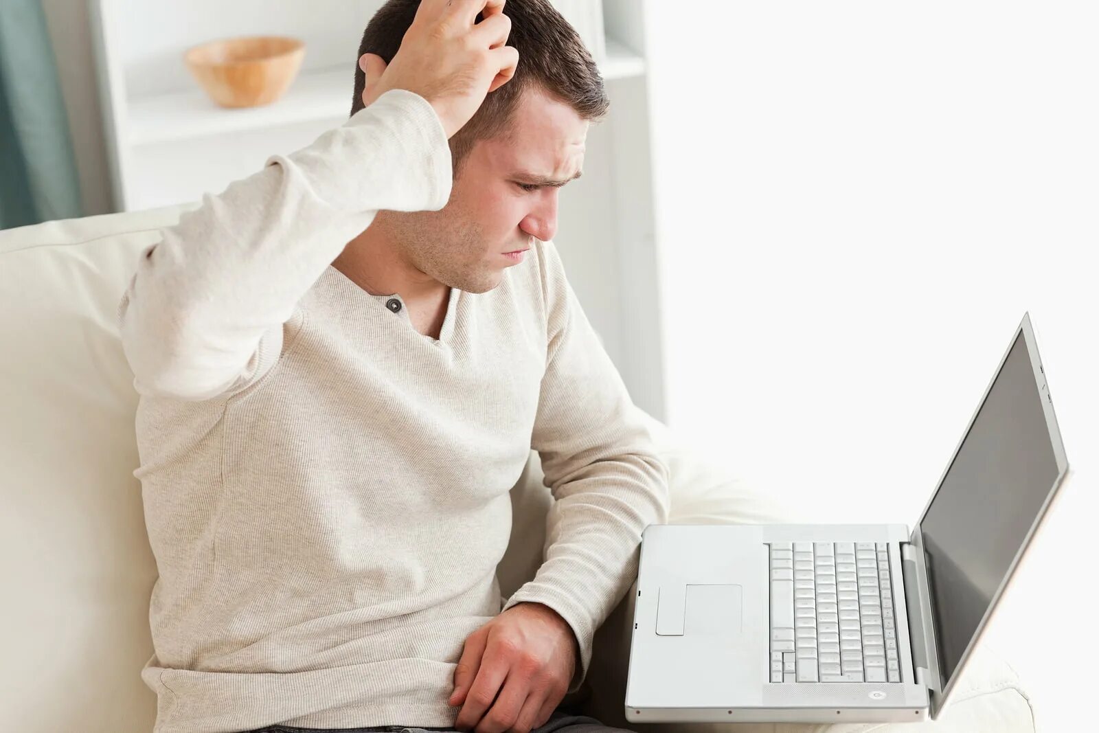 Человек с ноутбуком. Человек перед компьютером. Мужчина с ноутбуком. Компьютер и человек. Постарайся найти в интернете